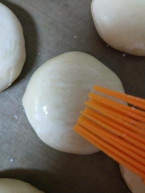 12个全部包好后，烤箱预热200度，表面刷一层牛奶液