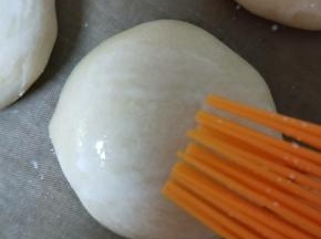 12个全部包好后，烤箱预热200度，表面刷一层牛奶液
