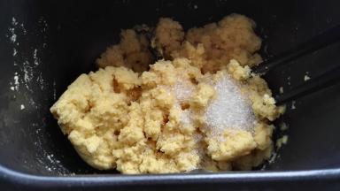 边倒开水(开水300g)边用筷子搅拌，至无干粉，倒入白糖趁热融化（白糖可以直接倒玉米面中一起烫），冷至手温。