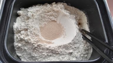 倒入冷水(230g)、面粉、酵母（量多又倒出揉的，可以直接倒大盆中和面）。