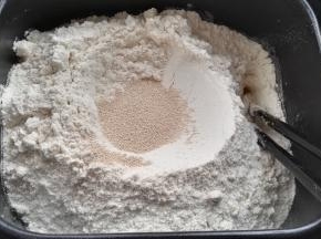 倒入冷水(230g)、面粉、酵母（量多又倒出揉的，可以直接倒大盆中和面）。