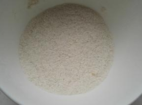 白糖倒碗中，倒入适量面粉拌匀。