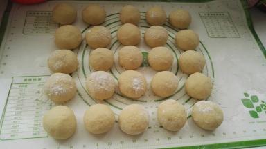 面团切开，分别搓成长条，分成大小均匀的剂子，逐个揉光滑。