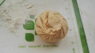 包入白糖馅，包成任意形状（不管怎样包，不漏馅就可）。