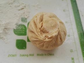 包入白糖馅，包成任意形状（不管怎样包，不漏馅就可）。