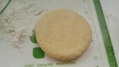 翻面用手轻轻按扁，让馅料分布均匀。