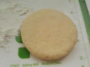 翻面用手轻轻按扁，让馅料分布均匀。