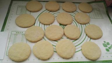 盖布（或保鲜膜，防干皮）醒发十来分钟（具体看面剂状态，感觉明显变大就可以了）。