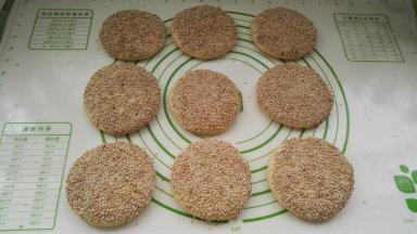 已经粘上芝麻的白糖面剂。