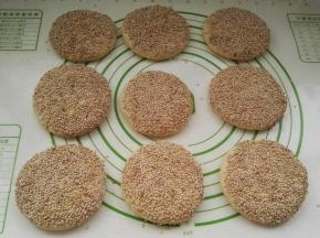 已经粘上芝麻的白糖面剂。