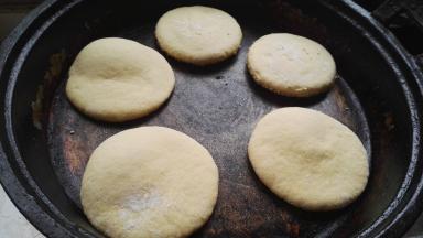 平底锅烧热转中小火，放入生胚，盖盖。