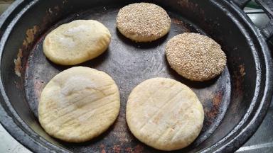 稍烙半分钟翻面，盖盖烙。