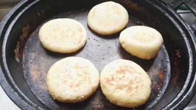 勤转圈，再次翻面，用手按下能迅速弹起就熟了，取出放筐中，用布盖着（利用余温蒸汽再焖焖）。