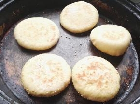 勤转圈，再次翻面，用手按下能迅速弹起就熟了，取出放筐中，用布盖着（利用余温蒸汽再焖焖）。