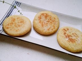 没有包馅的玉米面发面饼，可以从一边撕开，把菜填进去，可以搭配一切荤素菜。
