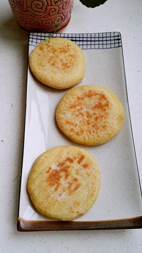 玉米面发面饼。