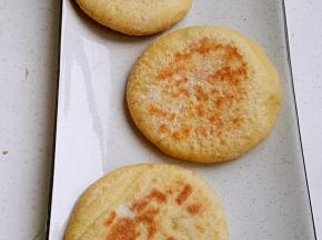 玉米面发面饼。