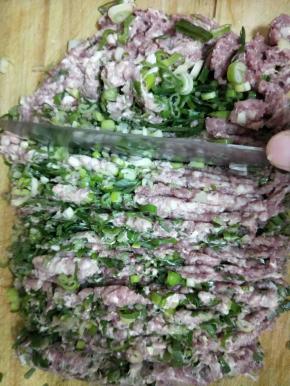 猪肉剁馅，放入葱姜一起剁碎