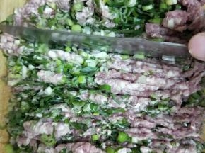 猪肉剁馅，放入葱姜一起剁碎
