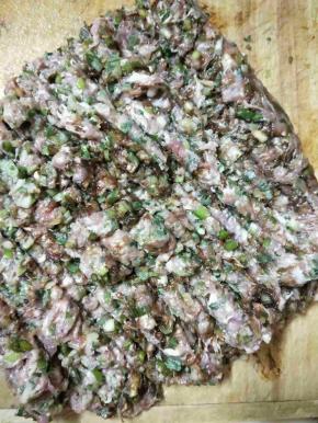 放入盐和酱油，继续剁馅