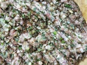 放入盐和酱油，继续剁馅