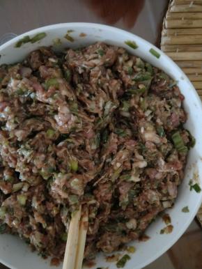 剁好的馅放碗里加花生油拌匀