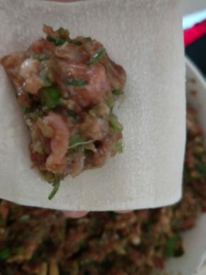 肉馅放在馄饨皮较短的一边