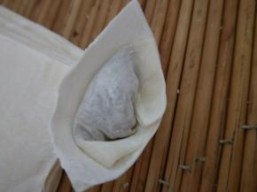 两边折向中间捏在一起