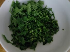 香菜摘好洗净切末备用