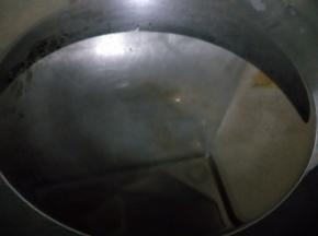 锅里放入高汤，烧开，我用的大骨汤，也可以用水