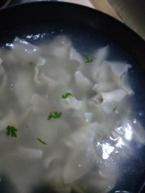 放入馄饨，烧开后添少许凉水，第二次开锅就熟了