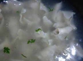 放入馄饨，烧开后添少许凉水，第二次开锅就熟了