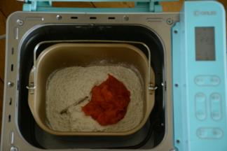 材料除黄油以外先液体后干粉的顺序放入面包桶，加入南瓜泥选择和面功能。揉至表面光滑加入切小块的黄油继续和面，揉至面团完全扩展。