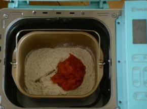 材料除黄油以外先液体后干粉的顺序放入面包桶，加入南瓜泥选择和面功能。揉至表面光滑加入切小块的黄油继续和面，揉至面团完全扩展。