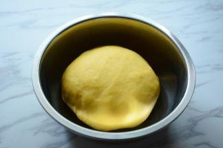 面团放入容器，发酵至两倍大。