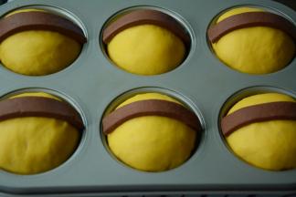 把眼镜带放到主面团正中央，借助脱模刀把眼睛带紧贴在小黄人主体上。