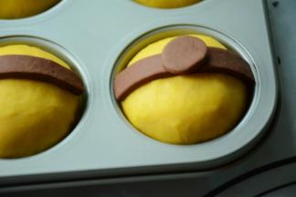 将压好的巧克力圈贴在眼睛带上。