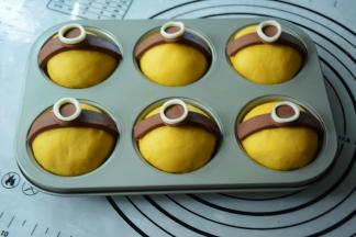 接着将压好从白色饼干圈贴在巧克力圈上。