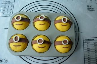 接着用剩下的巧克力饼干面团取少量戳成弯弯的长条，作为小黄人的嘴。