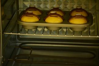 面包刷上牛奶，烤箱预热170度25分钟，出炉后立即脱模晾凉。