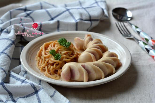 金枪鱼肠酱拌面