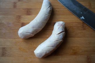 取两根，趁着未化冻，用利刀在自然形成的弧度外侧切向刀，内侧不要切断