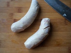 取两根，趁着未化冻，用利刀在自然形成的弧度外侧切向刀，内侧不要切断