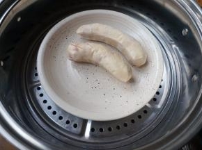 放在盘子里，入冷水锅中