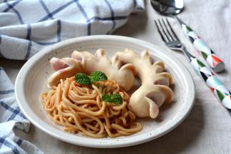 蒸鱼肠时可同时煮一点面条，用喜欢的酱料一拌，再配上金枪鱼肠，营养早餐完成了，开吃