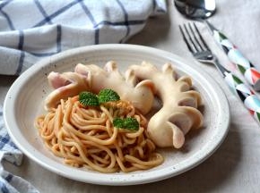 蒸鱼肠时可同时煮一点面条，用喜欢的酱料一拌，再配上金枪鱼肠，营养早餐完成了，开吃