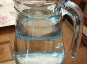 扎壶加水至八分满