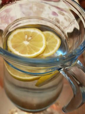 放入切好的柠檬片