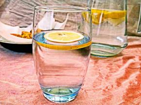 可以加入冰块或者调好后放入冰箱冷藏