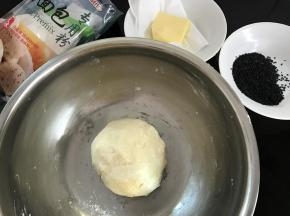 2、先把除黑芝麻和黄油外的所有材料揉成软硬合适的面团。